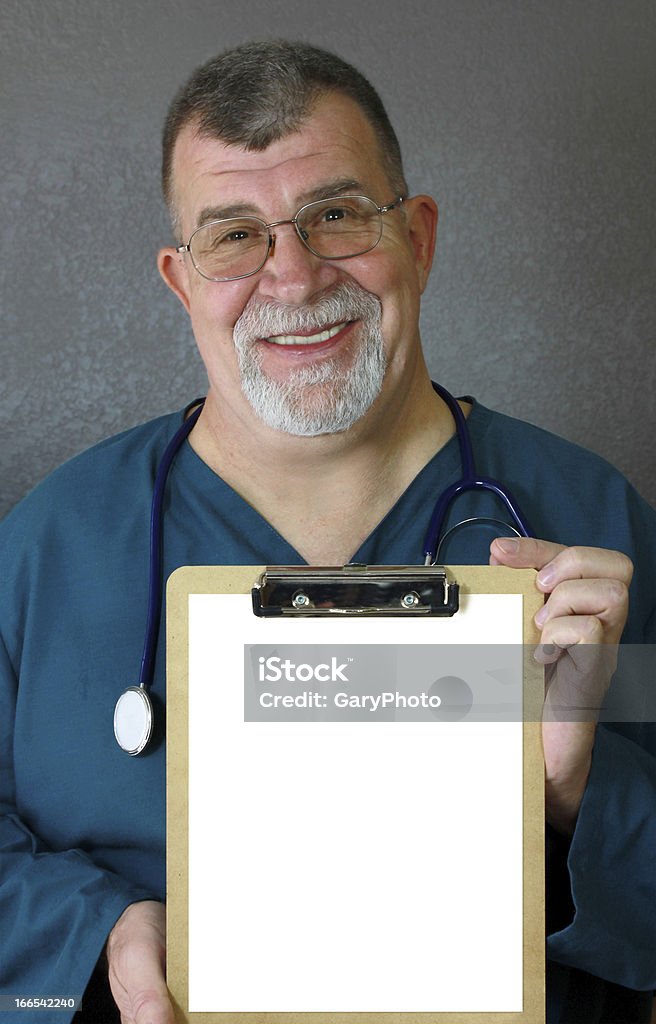 Medico visualizza carta bianco su Clpiboard - Foto stock royalty-free di Adulto