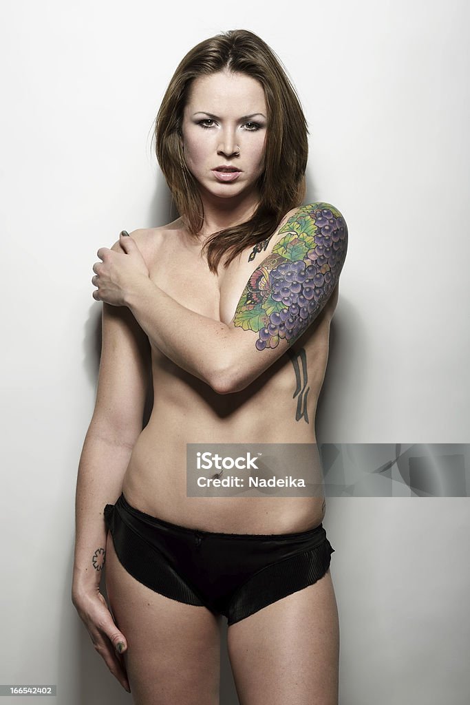 Donna con un tatuaggio sul braccio - Foto stock royalty-free di Adulto