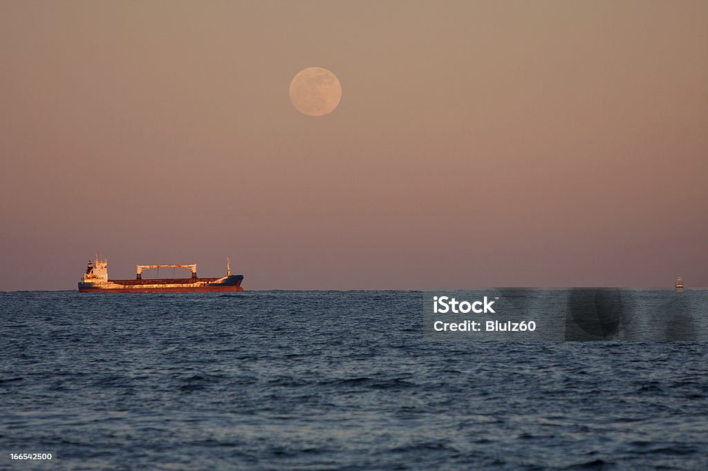 Luna piena brilla di luce propria nave Cargo - Foto stock royalty-free di Acqua