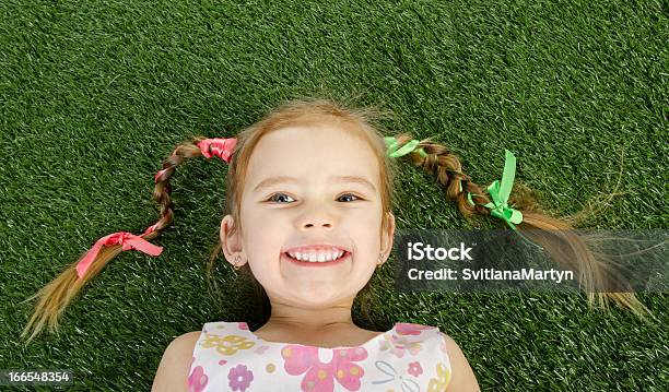 Smililing Маленькая Девочка Лежа На Траве — стоковые фотографии и другие картинки Горизонтальный - Горизонтальный, Девочки-младенцы, Детство