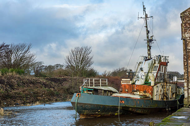 navios, abandonada, negligenciada, decaying, - river annan - fotografias e filmes do acervo