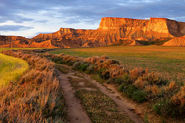 해질녘까지 있는 바르데나스 r, 나바라, 스페인 - bardenas hill 뉴스 사진 이미지