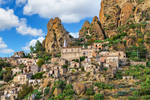 pentedattilo, 이탈리아 칼라브리아의 버려진 마을 - italy calabria ancient city 뉴스 사진 이미지