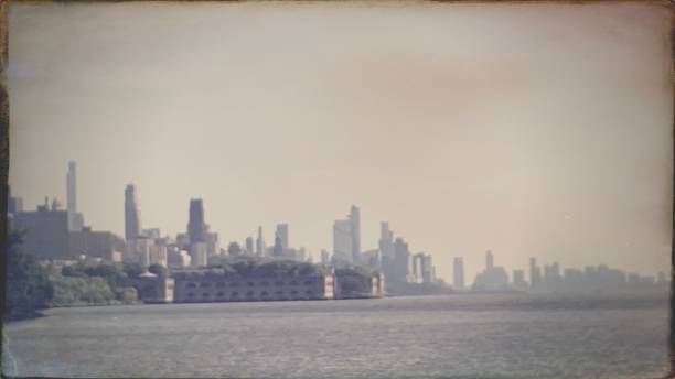 istock Vintage Style Far Off Manhattan 1665662468