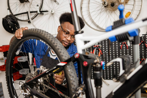 istock Mechanic cleaning mountain bike for customer 1665695323