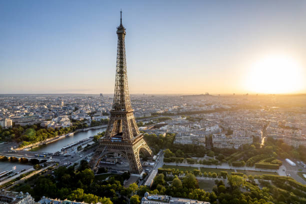 vista aérea de parís, francia, con vistas a la famosa torre eiffel, amanecer al fondo. - parís fotografías e imágenes de stock