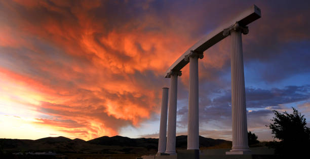 университет штата айдахо isu ред-хилл на восходе солнца облака в небе - pocatello стоковые фото и изображения