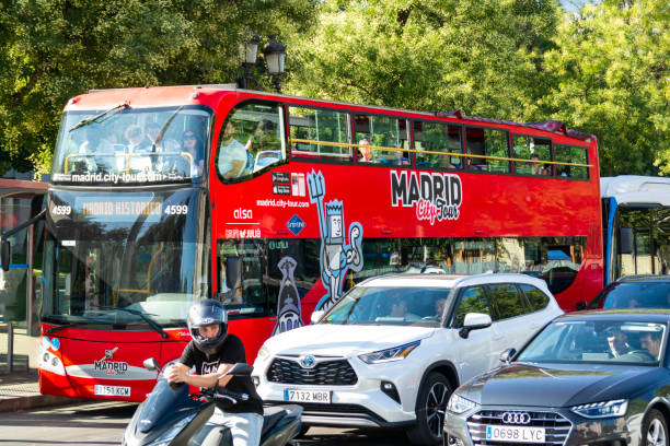 persone per le strade di madrid che viaggiano su autobus turistici come servizio turistico turistico con audioguida a madrid - commercial land vehicle audio foto e immagini stock