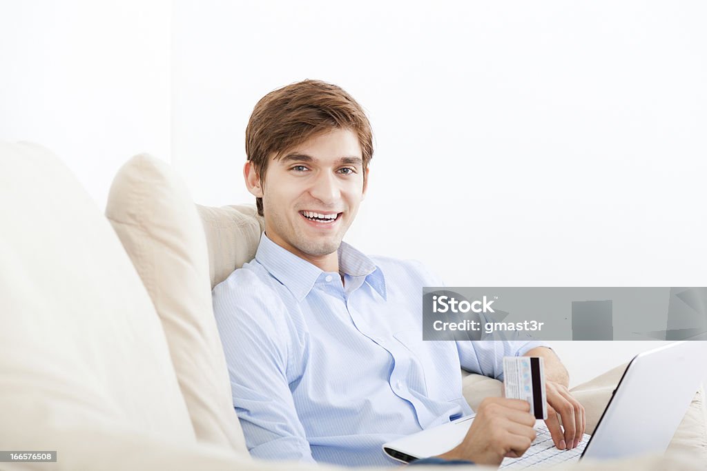 Homem usando computador portátil - Royalty-free Aconchegante Foto de stock