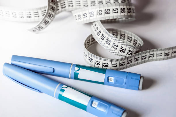 шприц-ручка для инъекций инсулина ozempic - похудение стоковые фото и изображения