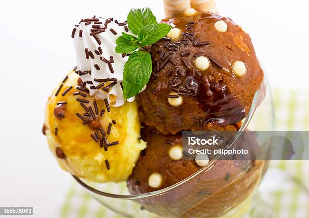 Baunilha E Gelado De Chocolate - Fotografias de stock e mais imagens de Batido - Modo de Preparação de Comida - Batido - Modo de Preparação de Comida, Branco, Chávena