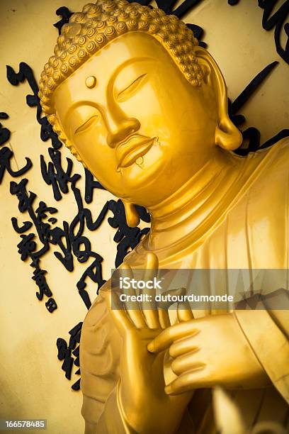 Estátua De Buda De Ouro - Fotografias de stock e mais imagens de Buda - Buda, Budismo, Desportista