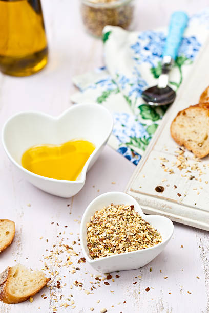Dukkah mit Brot und Olivenöl in Herzform Schüsseln – Foto