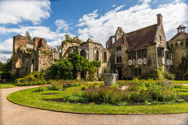 руины замка скотни - scotney castle kent england uk стоковые фото и изображения