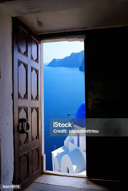 Foto de Tradicional Arquitetura Da Vila De Oia Na Ilha De Santorini e mais fotos de stock de Aldeia