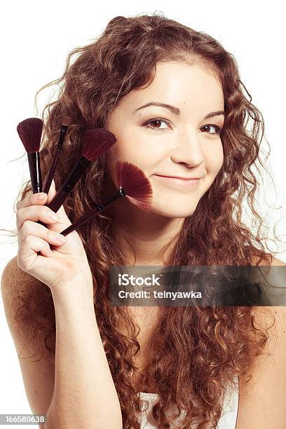 Sonriente Mujer Con Maquillaje Herramientas Foto de stock y más banco de imágenes de Adulto - Adulto, Adulto joven, Agarrar