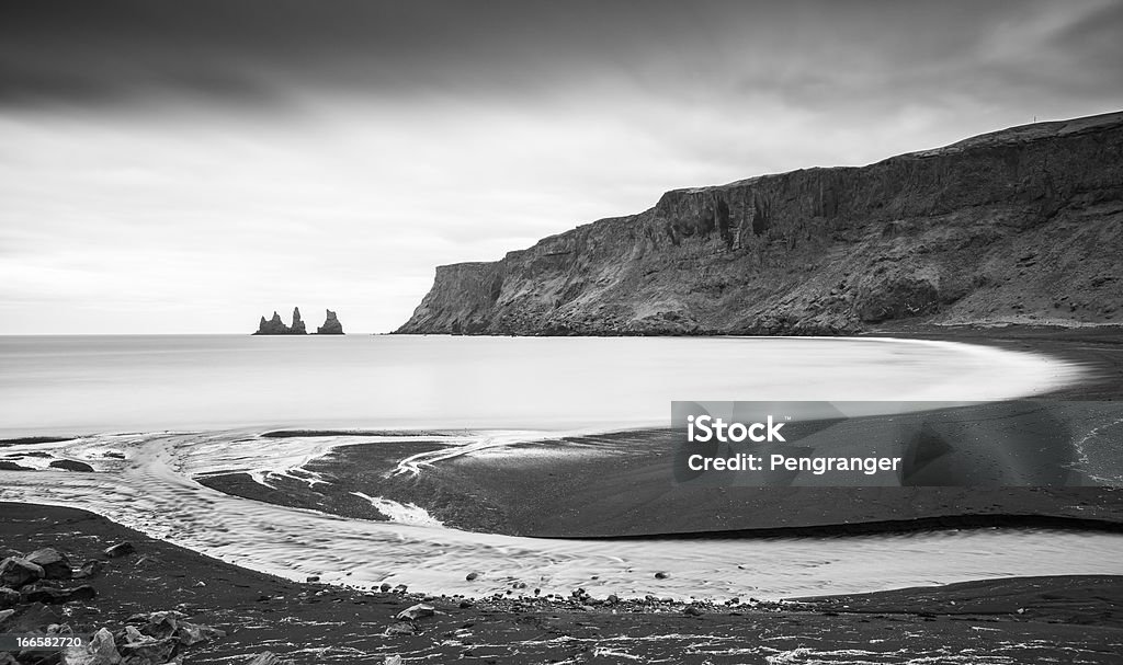 Pile dalla spiaggia a Vik, Islanda-Esposizione lunga - Foto stock royalty-free di 2000-2009