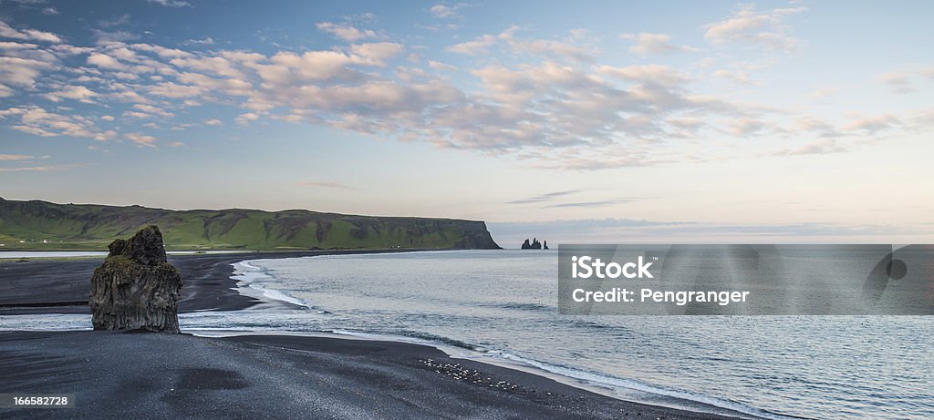 Praia e pilhas no Dyrholaey, Islândia - Foto de stock de 2000-2009 royalty-free