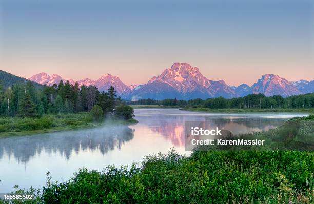 Grand Tetons - Fotografie stock e altre immagini di Acqua - Acqua, Alba - Crepuscolo, Ambientazione esterna