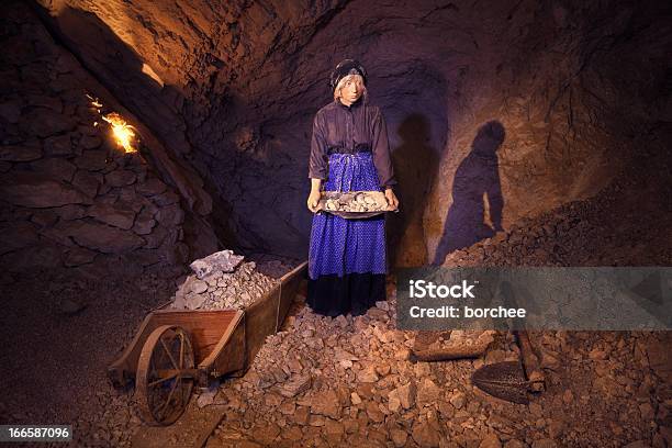 Feminino Trabalhador De Mina - Fotografias de stock e mais imagens de Exploração Mineira - Exploração Mineira, Mulheres, Mineiro - Trabalhador Manual