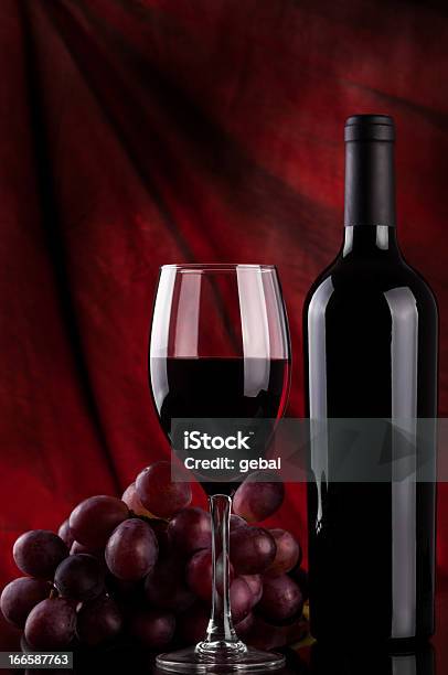 Czerwone Wino - zdjęcia stockowe i więcej obrazów Alkohol - napój - Alkohol - napój, Bez ludzi, Butelka
