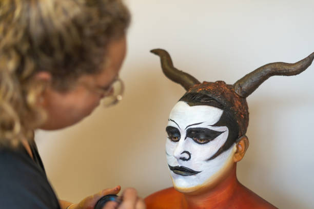 szczegół makijażu twarzy i charakterystyka diabła - face paint human face mask carnival zdjęcia i obrazy z banku zdjęć