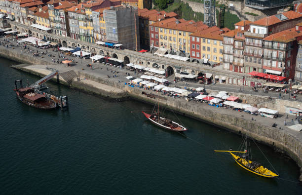 voir les maisons colorées à rebiera, la vieille ville de porto et les bateaux à vin en bois sur le fleuve douro au portugal l’europe - portugal port wine porto the douro photos et images de collection