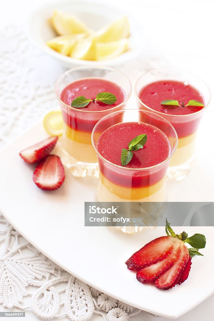 Fresas y postres frescos de limón - Foto de stock de Alimento libre de derechos