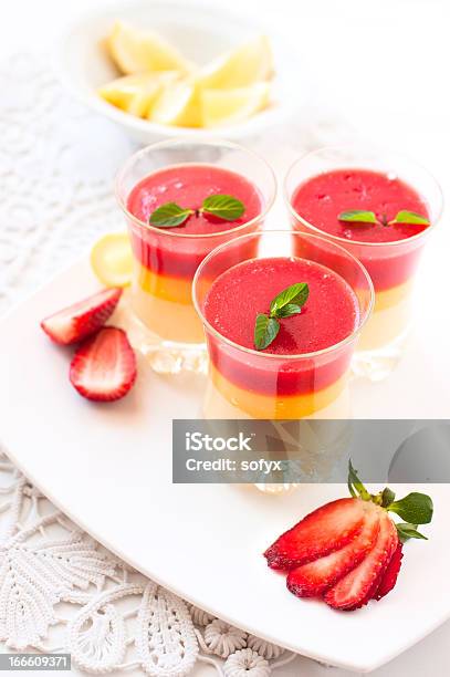 Foto de Sobremesas De Morango E Limão e mais fotos de stock de Baga - Fruta - Baga - Fruta, Batido, Bolo Tipo Trifle