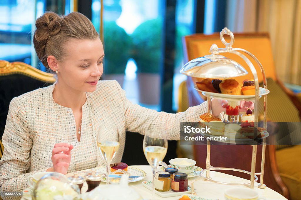 Schöne junge Frau, die Tee am Nachmittag - Lizenzfrei Nachmittagstee Stock-Foto