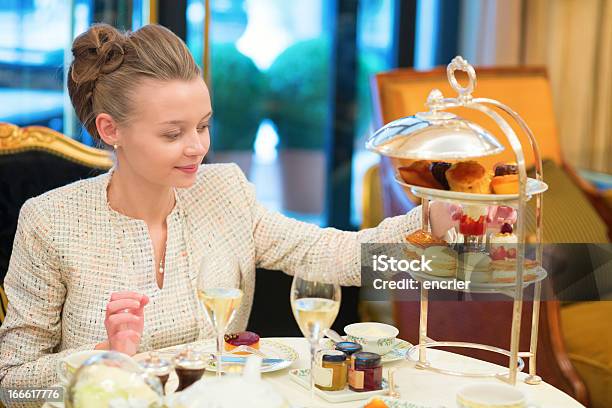 Bela Jovem Mulher A Gostar De Chá Da Tarde - Fotografias de stock e mais imagens de Chá da Tarde - Chá da Tarde, Champanhe, Buffet