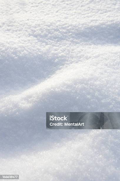 Cumulo Di Neve Sullo Sfondo - Fotografie stock e altre immagini di Ambientazione esterna - Ambientazione esterna, Bianco, Collina