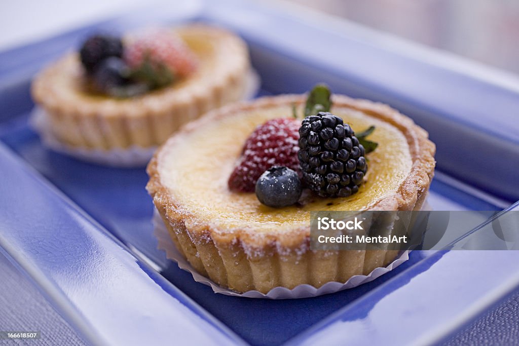 Tartas de frutas en azul - Foto de stock de Arándano libre de derechos