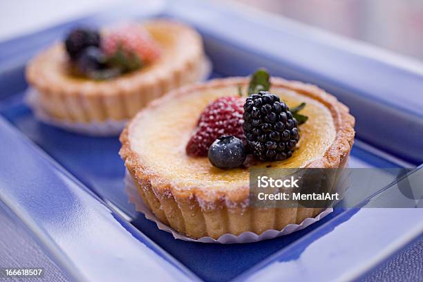 Tartas De Frutas En Azul Foto de stock y más banco de imágenes de Arándano - Arándano, Azul, Azúcar en polvo