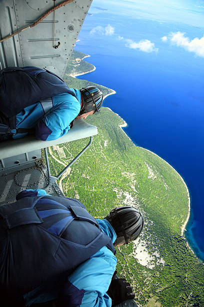 vue subjective d'un parachute en chute libre - skydiving air aerial view vertical photos et images de collection
