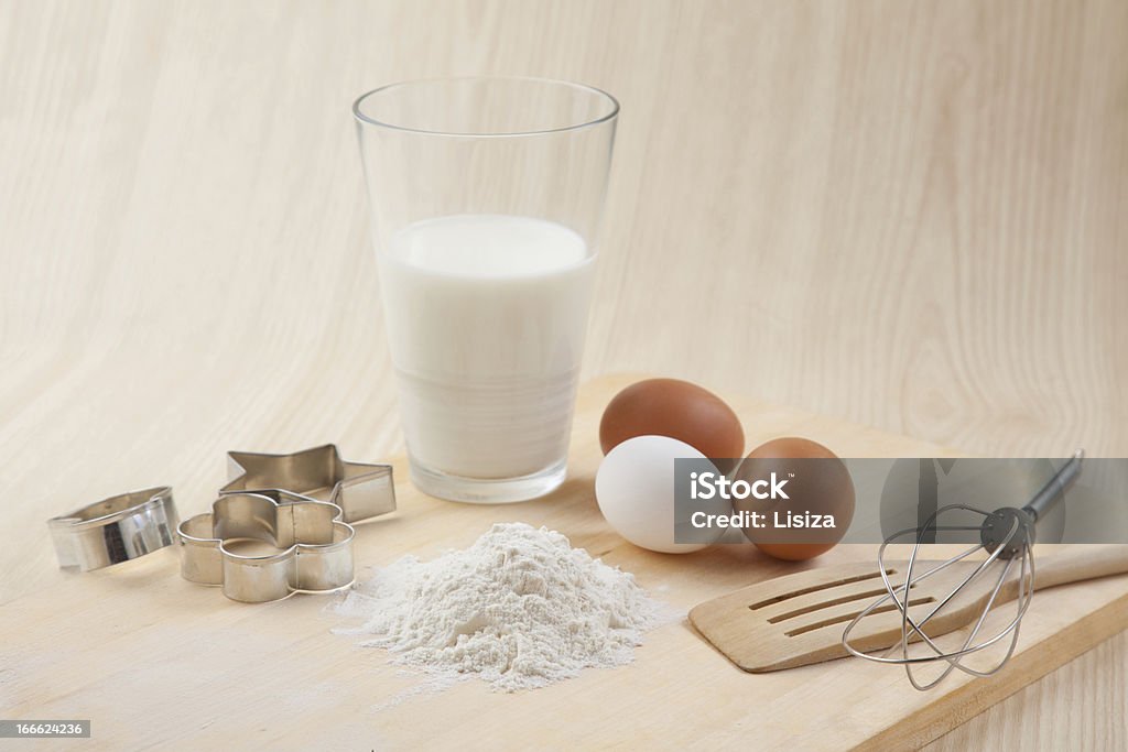 Bicchiere di latte, sbattete, uova e Cookie fresa moduli - Foto stock royalty-free di Acciaio