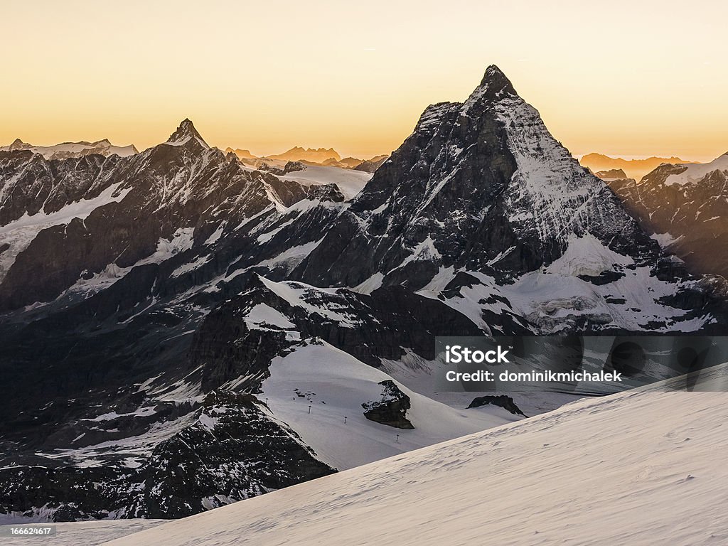 Vista do Matterhorn ao pôr do sol - Foto de stock de Alpes europeus royalty-free