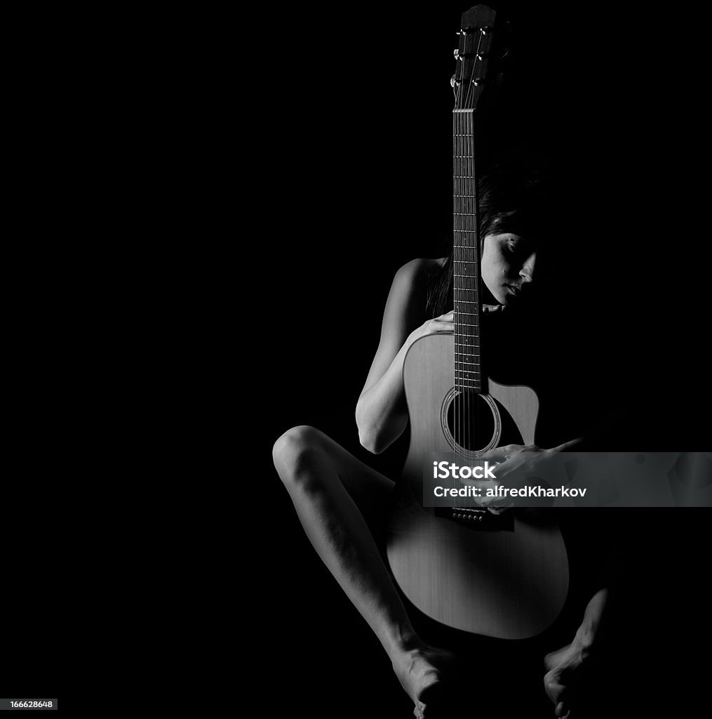 Klassische schwarze und weiße Kunst des weiblichen Körper mit Gitarre - Lizenzfrei Sinnlichkeit Stock-Foto
