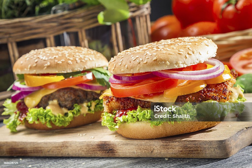 Nahaufnahme von zwei hausgemachten Burger aus frischem Gemüse - Lizenzfrei Beilage Stock-Foto