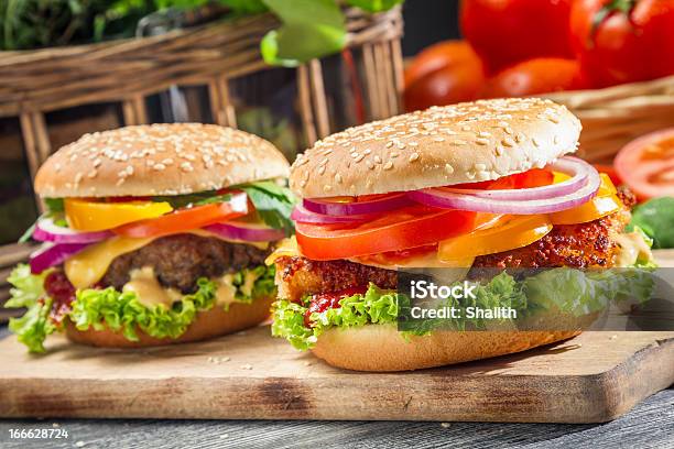 Zbliżenie Dwóch Domowy Burgery Wykonane Z Świeżych Warzyw - zdjęcia stockowe i więcej obrazów Barbecue