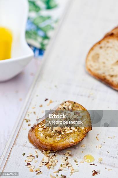 Einer Scheibe Brot Mit Samen Und Olivenöl Stockfoto und mehr Bilder von Bauholz-Brett - Bauholz-Brett, Brotlaib, Brotsorte