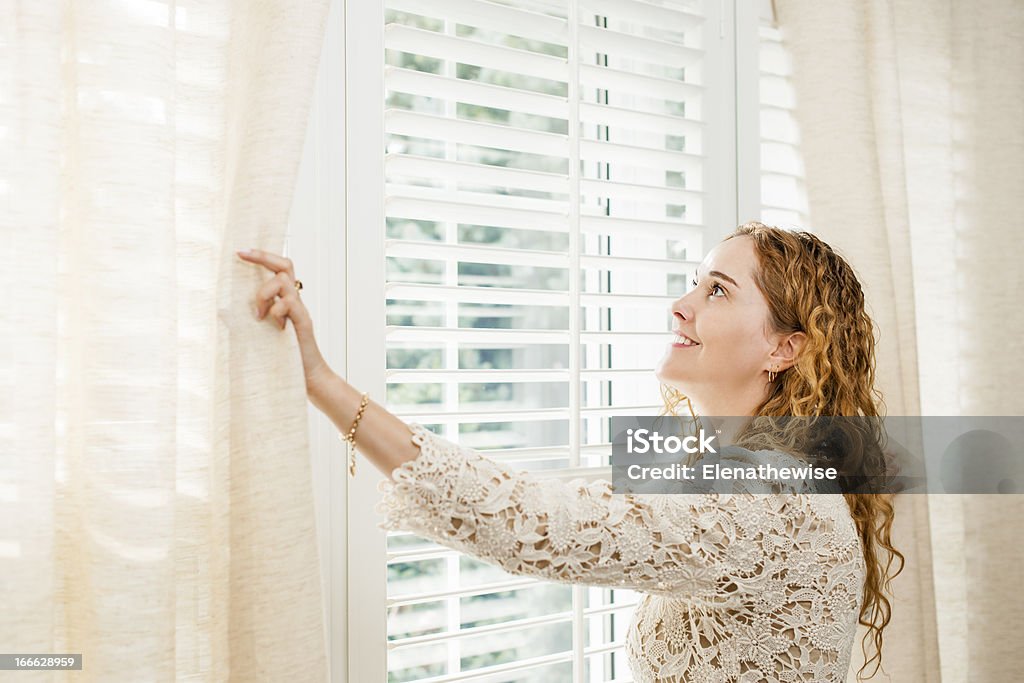 창 밖을 웃는 여자 - 로열티 프리 블라인드 스톡 사진