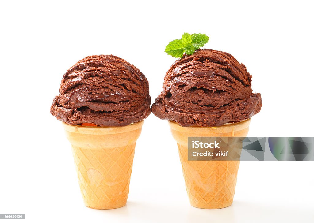 Coni Gelato al cioccolato - Foto stock royalty-free di Cucchiaiata