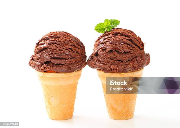 Cones De Gelado De Chocolate - Fotografias de stock e mais imagens de Colherada - Colherada, Gelado de Chocolate, Calda de Caramelo