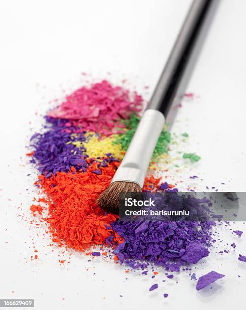 Colorido Polvo De Foto de stock y más banco de imágenes de Belleza - Belleza, Cepillo maquillador, Colores