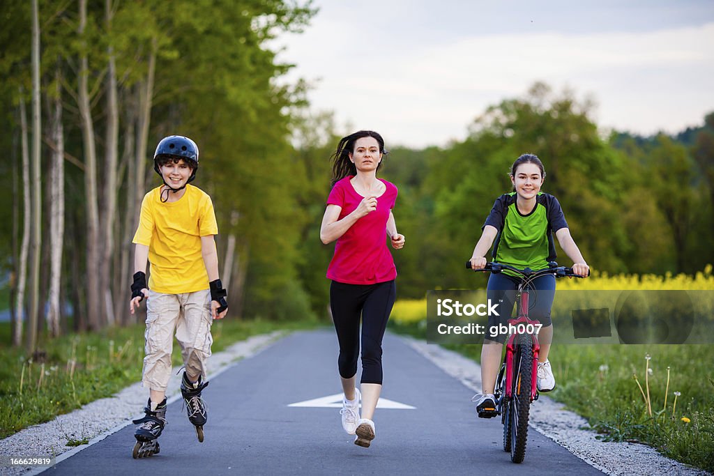 Familia activa ejercicio al aire libre - Foto de stock de Aerobismo libre de derechos