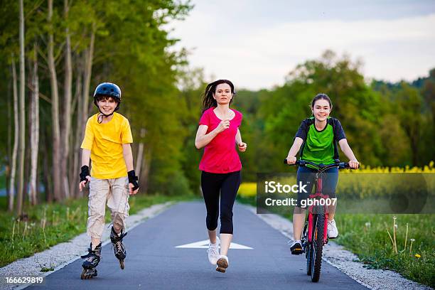 Familia Activa Ejercicio Al Aire Libre Foto de stock y más banco de imágenes de Aerobismo - Aerobismo, Estilo de vida saludable, 12-13 años