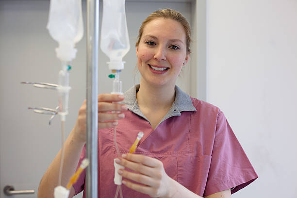 krankenschwester vorbereiten einer infusion - kräuteröl stock-fotos und bilder