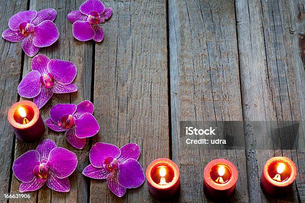 Orchideen Und Kerzen Hintergrund Konzept Stockfoto und mehr Bilder von Altertümlich - Altertümlich, Aromatherapie, Bauholz-Brett