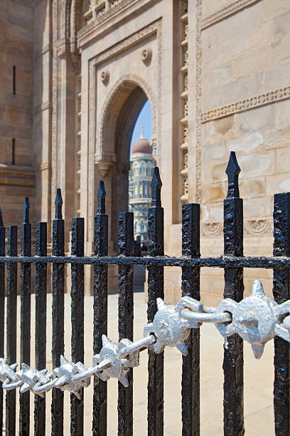 taj hotel por meio do portal da índia, corrimões e correntes - vertical gateway to india famous place travel destinations - fotografias e filmes do acervo